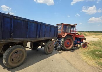 Motociclist de 17 ani, lovit de tractor. Nu a supraviețuit!