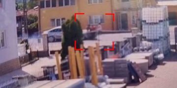 Traversare inconștientă cu un copil de mână: două femei și un minor, loviți de mașină