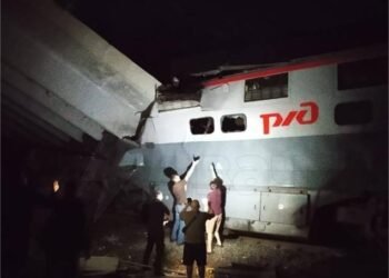 Pod căzut peste un tren