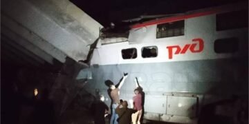 Pod căzut peste un tren