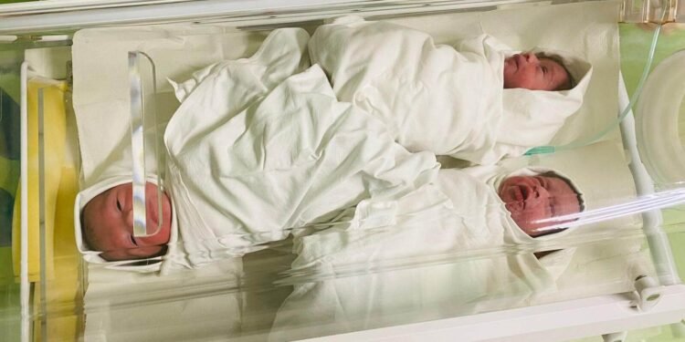 Miracol în triplu exemplar la Târgu Jiu: Trei fetițe s-au născut sănătoase dintr-o sarcină naturală rară