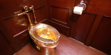 Hoții WC-ului de aur au fost condamnați