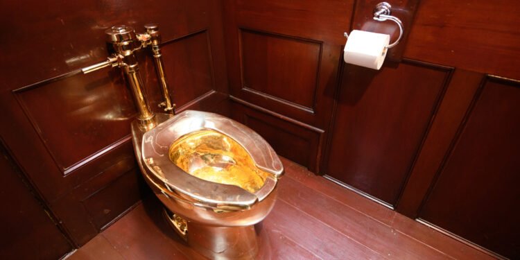 Hoții WC-ului de aur au fost condamnați