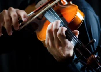 Gorj: Un tânăr de 18 ani a murit după lovit de fulger în timp ce cânta la vioară, în propria locuință