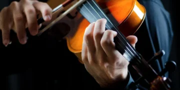 Gorj: Un tânăr de 18 ani a murit după lovit de fulger în timp ce cânta la vioară, în propria locuință