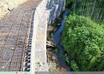 A vrut să-și apere casa de inundații, dar s-a ales cu o amendă usturătoare