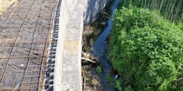 A vrut să-și apere casa de inundații, dar s-a ales cu o amendă usturătoare