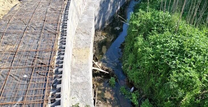 A vrut să-și apere casa de inundații, dar s-a ales cu o amendă usturătoare