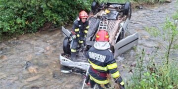 Mașină răsturnată în Jiu