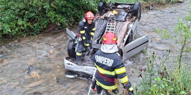 Mașină răsturnată în Jiu