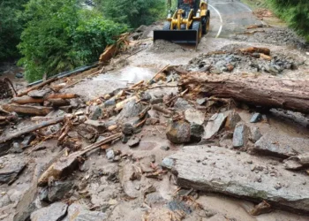 Viitura a făcut prăpăd pe un drum turistic