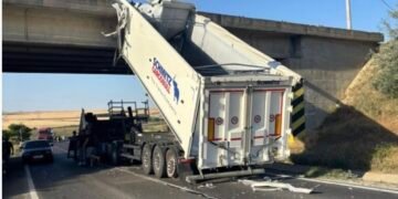 Bena unui camion s-a ridicat în mers și s-a izbit de un pod
