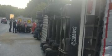 Tot mai multe TIR-uri răsturnate în România. Șoferii cu experiență pleacă, iar în locul lor vin neprofesioniști: „Conduc ca pe jocuri video”