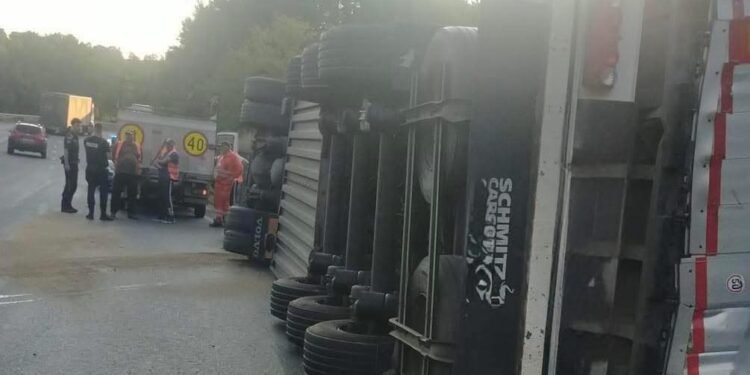 Tot mai multe TIR-uri răsturnate în România. Șoferii cu experiență pleacă, iar în locul lor vin neprofesioniști: „Conduc ca pe jocuri video”