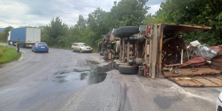 Drum blocat de un camion cu fier vechi