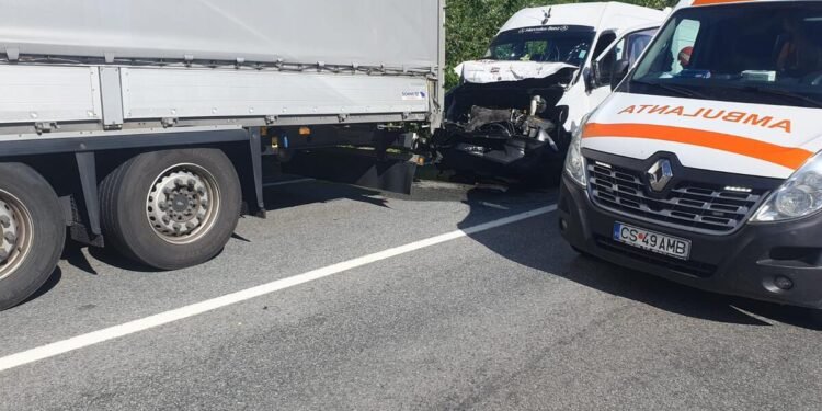Patru victime, inclusiv copii, după coliziunea dintre un microbuz și un TIR