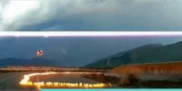 Moment spectaculos pe Transalpina: un fulger a lovit șoseaua la doar câțiva metri de o mașină în mers