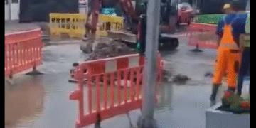 Conductă de apă spartă în Târgu Jiu, în urma unui incident de șantier. Zona Castelului de Apă, inundată