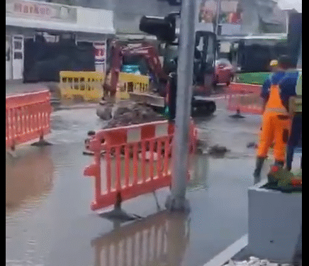 Conductă de apă spartă în Târgu Jiu, în urma unui incident de șantier. Zona Castelului de Apă, inundată