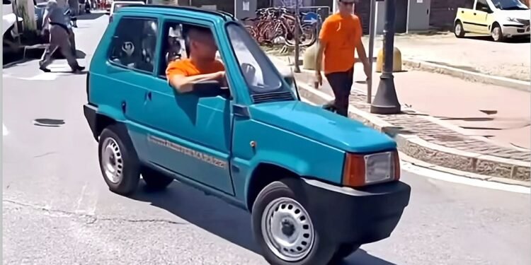 Un italian a creat o mașină Fiat Panda de doar 50 cm lățime. Arată ca o iluzie optică, dar circulă pe stradă!