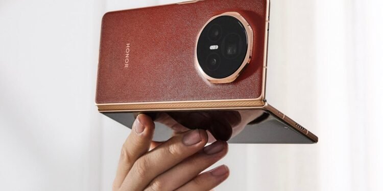 Honor lansează Magic V5, cel mai subțire telefon pliabil din lume
