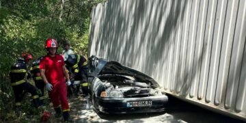 Strivit de un container căzut peste mașina sa