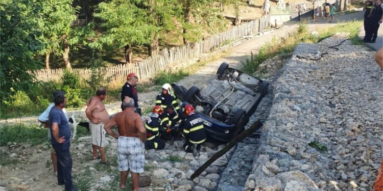 Tismana: Două persoane încarcerate, extrase în viață de echipajele de intervenție