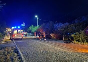 Trei tineri la spital după ce mașina s-a izbit de un pom