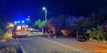 Trei tineri la spital după ce mașina s-a izbit de un pom