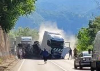 TIR răsturnat la intrarea pe DN 6, traficul este complet blocat