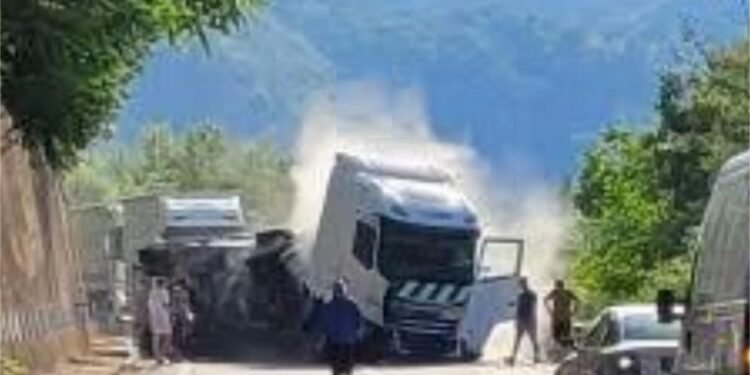 TIR răsturnat la intrarea pe DN 6, traficul este complet blocat