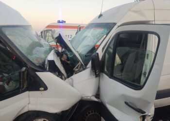 Microbuz cu lubeniță, lovit de mașina de pâine. Bilanț trist!