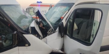 Microbuz cu lubeniță, lovit de mașina de pâine. Bilanț trist!