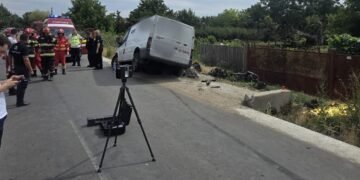 Un adolescent de 16 ani a murit după ce mopedul său a intrat în coliziune cu o autoutilitară