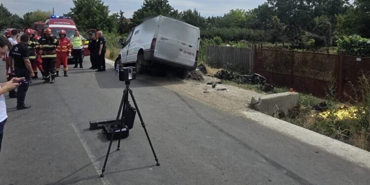 Un adolescent de 16 ani a murit după ce mopedul său a intrat în coliziune cu o autoutilitară
