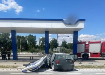 Mașină făcută zob de un totem publicitar, cinci persoane rănite