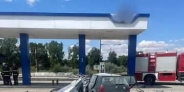 Mașină făcută zob de un totem publicitar, cinci persoane rănite