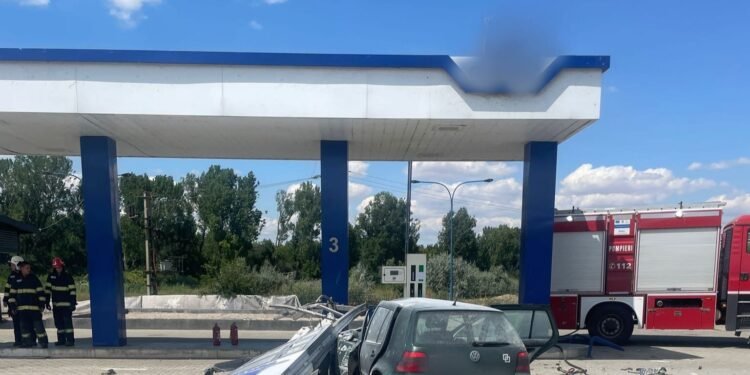 Mașină făcută zob de un totem publicitar, cinci persoane rănite