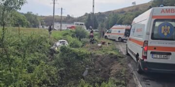Mașină răsturnată, mai multe persoane la spital