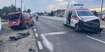 Ambulanță făcută praf pe DN64