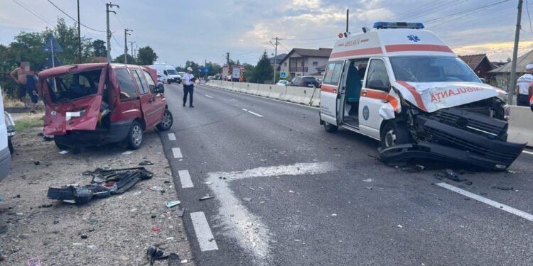 Ambulanță făcută praf pe DN64