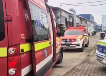 Un tânăr care monta panouri fotovoltaice a căzut de la înălțime