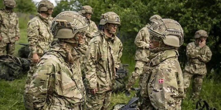 Danemarca introduce serviciul militar obligatoriu pentru femei