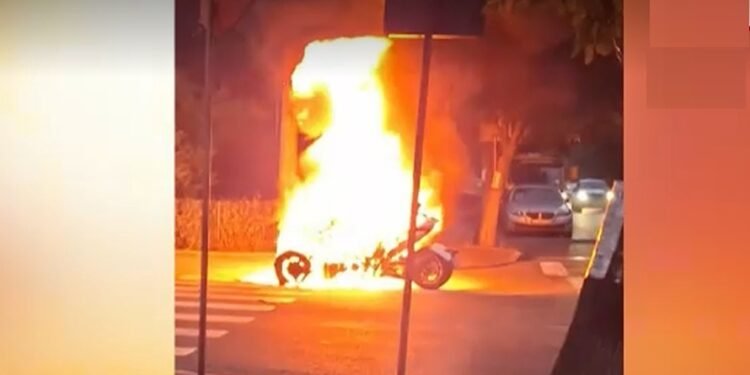 Craiova: ATV în flăcări, în mijlocul intersecției