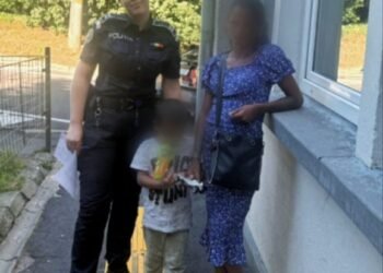 Băiețel de 3 ani, găsit singur într-un autobuz