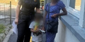 Băiețel de 3 ani, găsit singur într-un autobuz