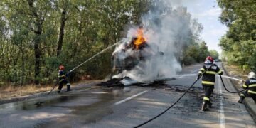 Baloții de paie ai unui gospodar au luat foc în remorca tractorului