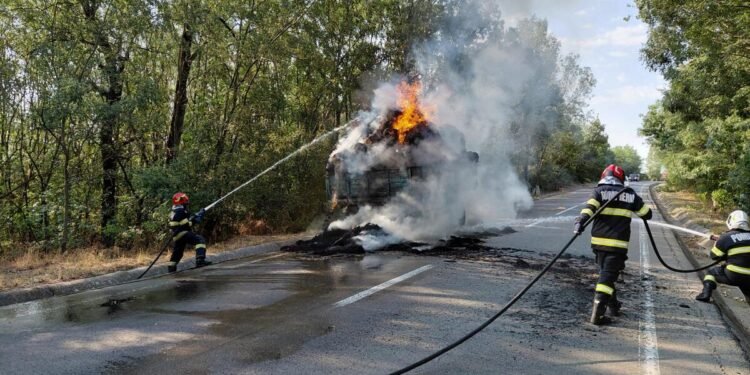 Baloții de paie ai unui gospodar au luat foc în remorca tractorului
