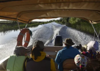 Patru turiști, printre care un copil, și-au pierdut viața după ce o barcă s-a răsturnat