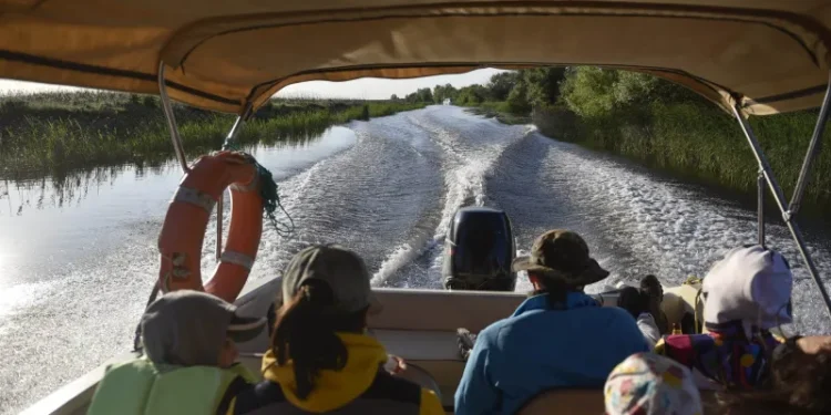 Patru turiști, printre care un copil, și-au pierdut viața după ce o barcă s-a răsturnat